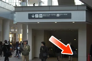 3.エスカレーターで下に降りてください。