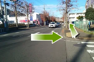 6.信号を渡って、そのまま進んでください。