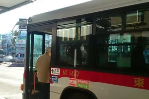 3.右側に4番バス乗り場があります。